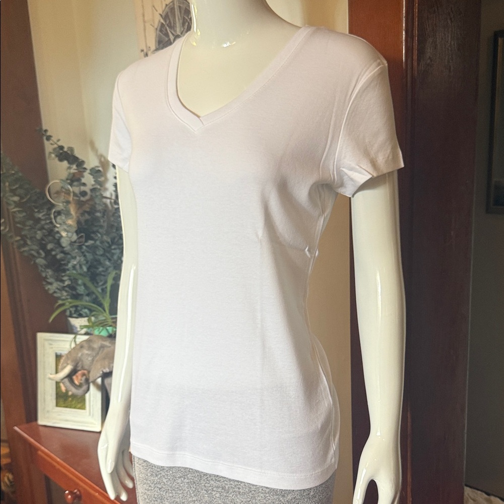 NWT northern reflections size small cotton Classic White V-Neck Women's Top